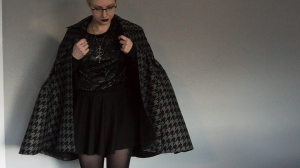 Holiday Sewing Cape(r): Vogue 8959